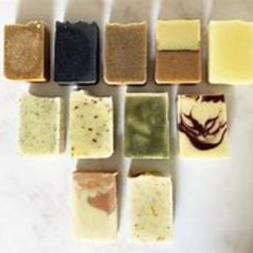Le savon Sérenity est destiné au peaux sèches et matures. Riche en huile végétale de chanvre bio et argile rose, ce savon solide agit comme un véritable soin nettoyant et nourrissant pour votre visage et votre corps.

Parfumé aux huiles essentielles bio de Lavandin, d'Orange douce et parcemé de brins de lavande séchés.